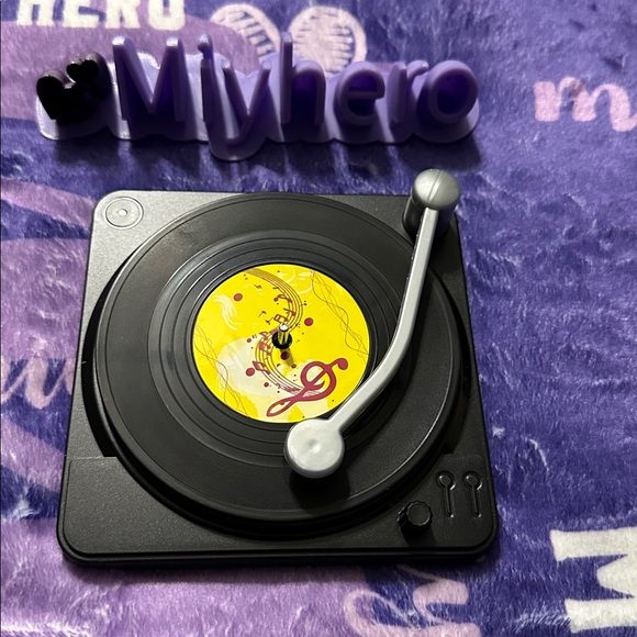 Record Player Coaster Set includes 4 vinyl coasters and record player holder - Picture 3 of 3